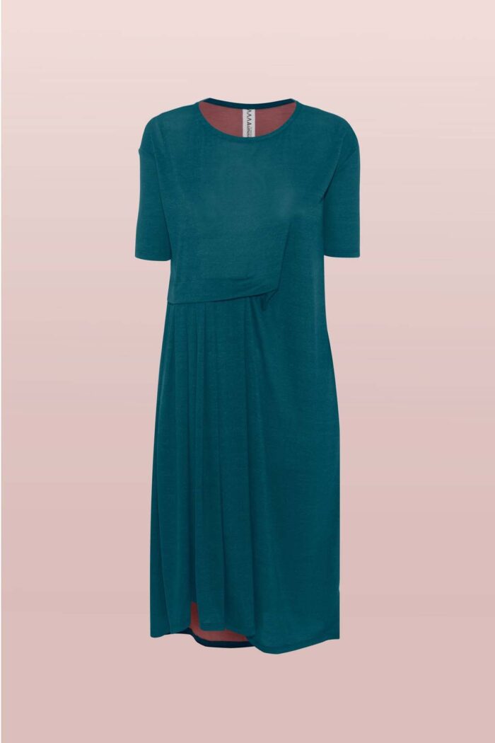 The Asmuss Asymmetric Pleat Dress in Pine Green. Slim arms, loose fitting body with pleat detail and pocket it makes a great dress for your everyday adventures you can wear it in the office, outdoors or where ever you travel to. Made from a blend of recycled polyester and Tencel a great sustainable fabric