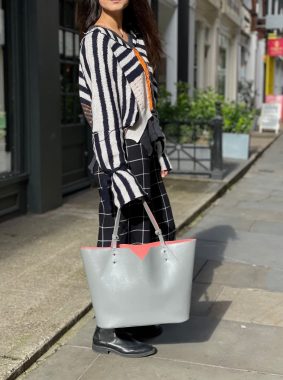 Cashmere sweater and grey leather tote bag